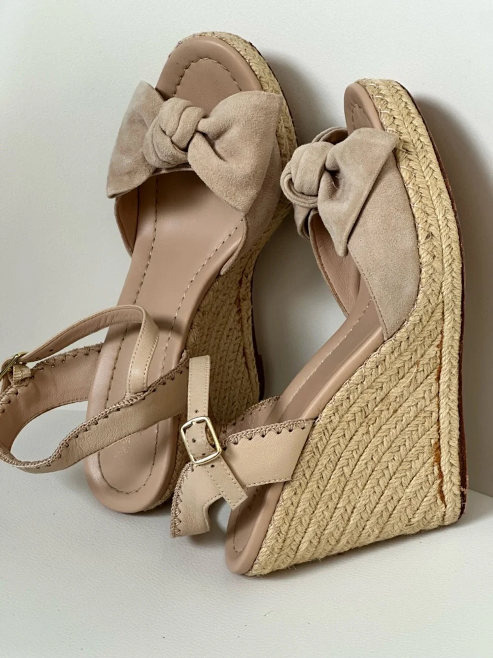 Kate Spade Women’s Beige Suede Knotted Bow Espadrille Wedge Sandals Size 7.5 M - Picture 11 of 16